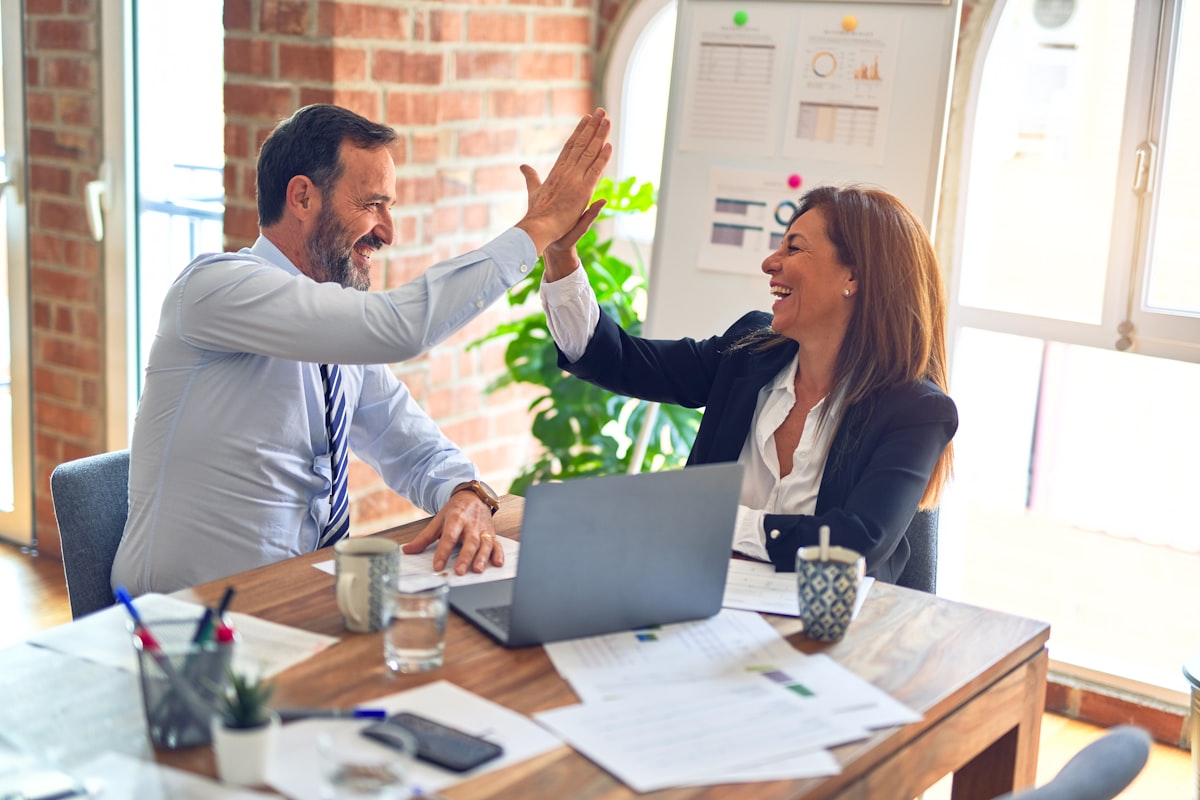 Profesionales colaborando en entorno empresarial regional